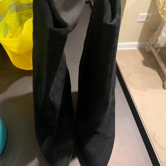 Enzo Angiolini Eadagene Black Suede Booties - Picture 12 of 12